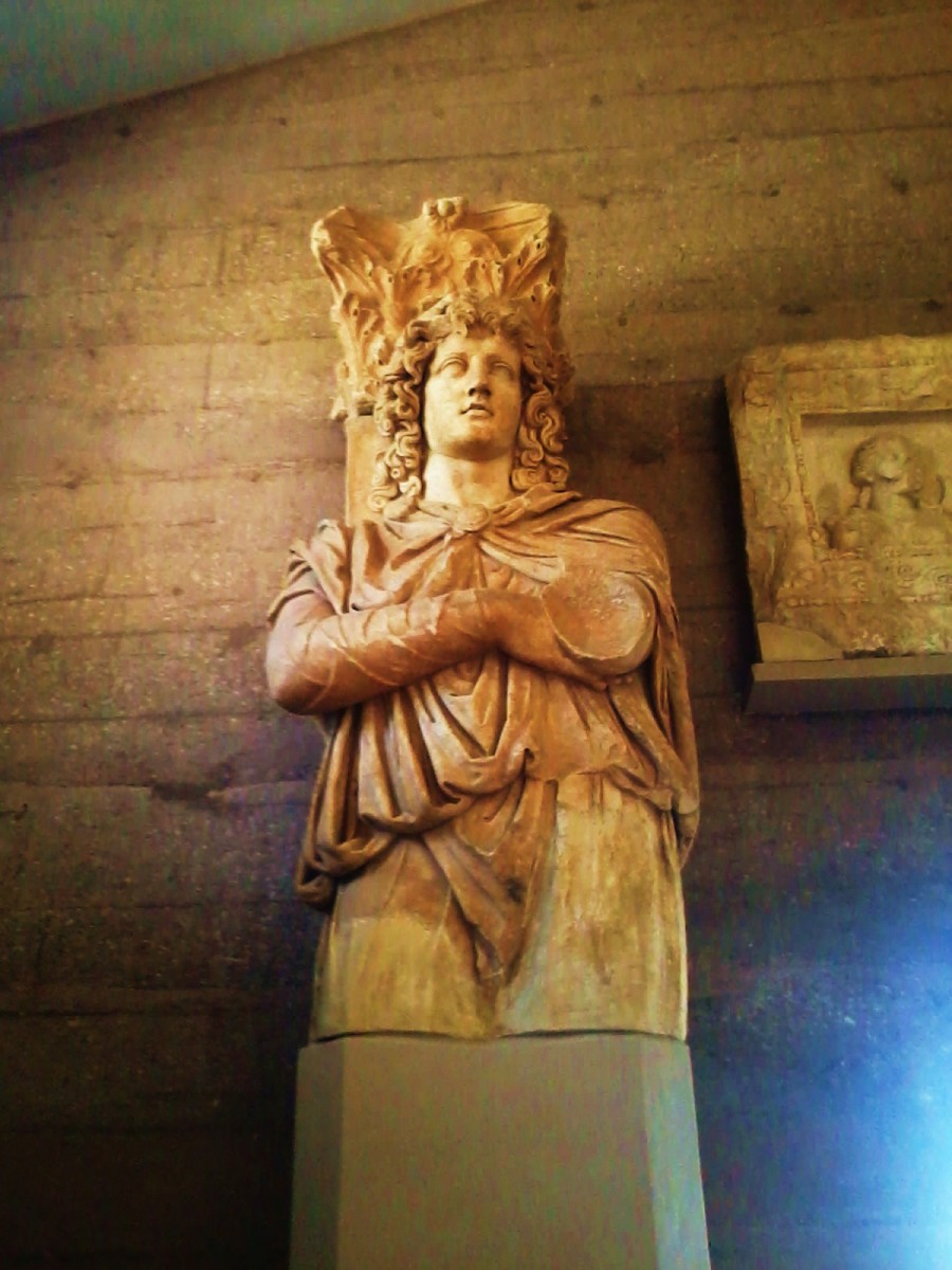 Κολοσσιαίο άγαλμα “Αιχμαλώτου από τη Φρυγία”.